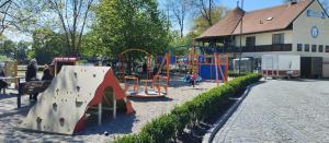 un parque infantil con tobogán y estructura de juegos en Ubytování na námořní jachtě, en Veselí nad Moravou
