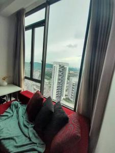 Ce lit se trouve dans un dortoir doté d'une grande fenêtre. dans l'établissement Netflix Largest Studio @ Empire Damansara, à Petaling Jaya
