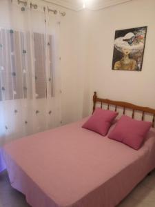Tempat tidur dalam kamar di Suiza -Apartamento Viñamar en La Mata