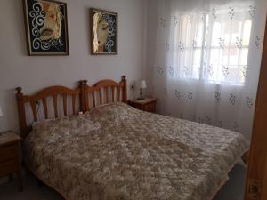 Un dormitorio con una cama grande y una ventana en Suiza -Apartamento Viñamar en La Mata, en La Mata