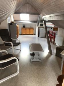 a room with a table and chairs and a kitchen at Laporte in Luz-Saint-Sauveur