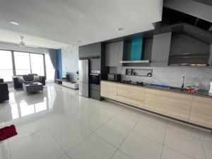 Kuchyň nebo kuchyňský kout v ubytování SUNRISE GURNEY FULLSEAVIEW LUXURY 2ROOM SUITE 8PAX + 18 fotografií