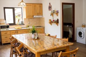 馬拉亞鄉的住宿－Casa Lotrilor，厨房配有带椅子的大木桌