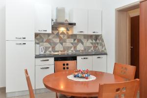 Kuchyň nebo kuchyňský kout v ubytování Apartments Mira 1293