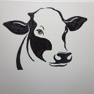 um desenho a preto e branco de uma vaca em De Oude Koeienstal em Schimmert