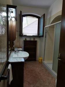 bagno con lavandino, finestra e doccia di Le Frasche di Marido holiday apartments ad Alberese