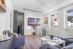 Μια τηλεόραση ή/και κέντρο ψυχαγωγίας στο Big central apartment w/ a view and parking