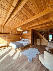 a bedroom with a bed in a wooden cabin at TAŞ MAHAL BUNGALOV in Çamlıhemşin