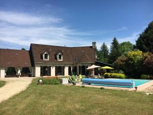 una casa con piscina en el patio en l'étincelle 14 pers, piscine privée chauffée, jacuzzi, sauna, calme en Saint-Martin-des-Champs