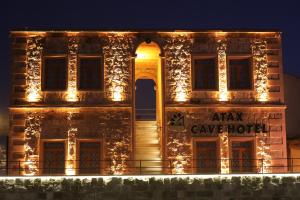 un edificio con luci sul lato di Atax Cave House ad Avanos