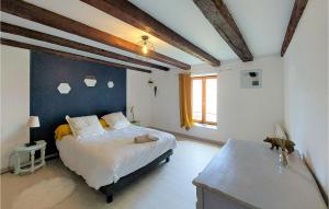 Ένα ή περισσότερα κρεβάτια σε δωμάτιο στο Cozy Home In Pexonne With Wifi