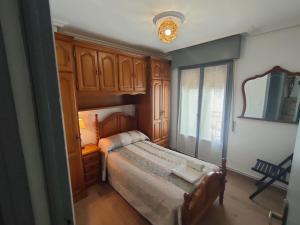 sypialnia z łóżkiem i oknem w obiekcie CASA GLORIA w mieście Ganuza