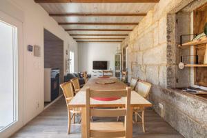 uma cozinha e sala de jantar com mesa e cadeiras em Casa en Dozón Centro de Galicia 