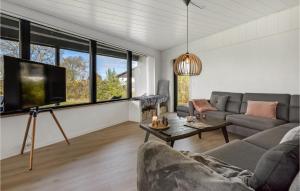 sala de estar con sofá y TV en Awesome Home In Sydals With Wifi, en Sønderby