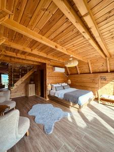 Çamlıhemşin的住宿－TAŞ MAHAL BUNGALOV，木制客房内的一间卧室配有一张大床