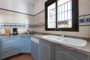 Kuchyňa alebo kuchynka v ubytovaní Casa con piscina caminito del rey