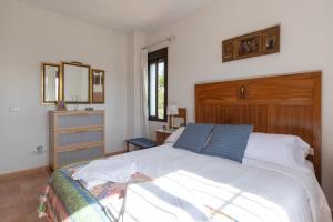 Posteľ alebo postele v izbe v ubytovaní Casa con piscina caminito del rey + 27 fotografií