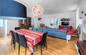 een woonkamer met een tafel en een blauwe bank bij Beautiful Home In Volnay With Wifi in Volnay