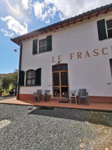 un edificio blanco con un letrero que lee el pasaje en Le Frasche di Marido holiday apartments, en Alberese