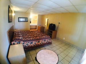 Postel nebo postele na pokoji v ubytování Austin Motor Inn