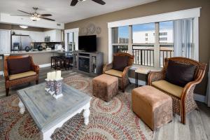 uma sala de estar com mesa e cadeiras e uma cozinha em Emerald Twrs West 4000 by Brooks and Shorey Resorts condo em Fort Walton Beach