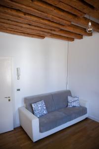 a couch in a living room with a wooden ceiling at San Maurizio Apartment in Venice