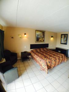 Postel nebo postele na pokoji v ubytování Austin Motor Inn