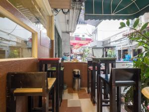 una fila de mesas y sillas en un restaurante en Royal Express Inn, en Bangkok