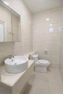 ein weißes Bad mit einem Waschbecken und einem WC in der Unterkunft D’Summit residences, Setia tropika , Johor Bahru in Johor Bahru