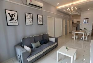 ein Wohnzimmer mit einem Sofa und einem Tisch in der Unterkunft D’Summit residences, Setia tropika , Johor Bahru in Johor Bahru