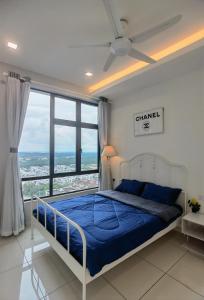 ein Schlafzimmer mit einem Bett und einem großen Fenster in der Unterkunft D’Summit residences, Setia tropika , Johor Bahru in Johor Bahru