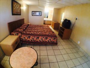 Postel nebo postele na pokoji v ubytování Austin Motor Inn