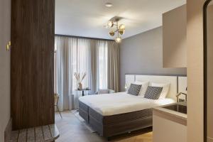 ein Hotelzimmer mit einem Bett und einem Fenster in der Unterkunft Breathe Hotel Leiden in Leiden