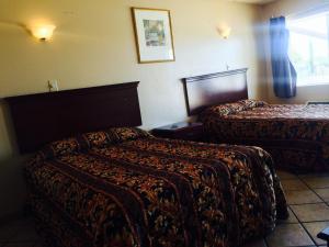 Postel nebo postele na pokoji v ubytování Austin Motor Inn