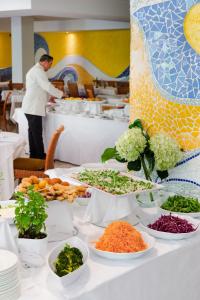 ein Tisch mit vielen Teller Essen drauf in der Unterkunft Hotel Maddalena in Riccione