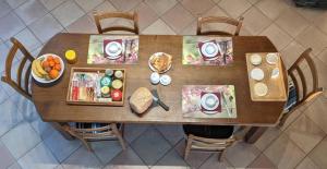 Vue de tête d'une table avec de la nourriture dans l'établissement L'Angeberdière - Tente nature au calme, à Saint-Mars-sur-la-Futaie