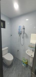 クイニョンにあるFamily Homestay Quy Nhonのバスルーム(トイレ、洗面台付)
