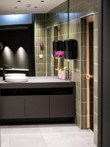 bagno con lavandino e specchio di Hotel Villa Rosetta a Umag (Umago)