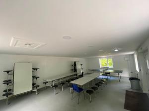 una classe con tavoli e sedie in una stanza di Ghyll Head Hive Pod Village & Accessible Bungalow a Winster