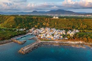 una vista aerea di una città sull'acqua di Kenting Ocean Paradise Resort a Città Vecchia di Hengchun