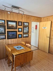 uma sala de jantar com uma mesa de madeira e cadeiras em Berlevåg Motell AS em Berlevåg