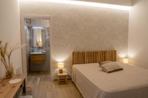 um pequeno quarto com uma cama e uma casa de banho em Le Camere della Scala em Porto Empedocle