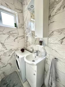 bagno bianco con lavandino e specchio di Albomi a Kotor (Cattaro)