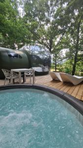 Bassein majutusasutuses Atmosfera Bubble Glamping või selle lähedal