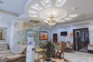 un soggiorno con lampadario pendente e una sala da pranzo di A25 Hotel - 221 Bạch Mai a Hanoi