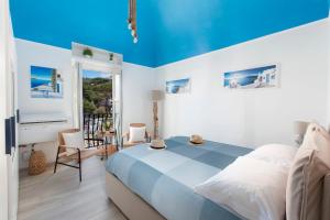 - une chambre avec un lit et un plafond bleu dans l'établissement Estate4home - Blu Dream Massa, à Massa Lubrense