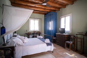 A bed or beds in a room at Villa Mavrianos