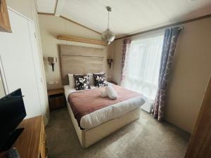 une petite chambre avec un lit et une fenêtre dans l'établissement Coopers Corner, Lodge with Hot Tub, à York 11 autres photos