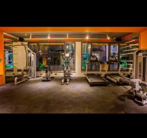 een fitnessruimte met verschillende loopbanden en machines in een kamer bij Lux Apartment C-LOUNGE CLEOPATRA, Cleopatra beach Alanya in Alanya