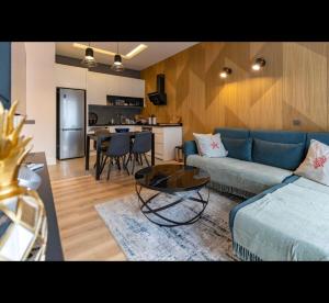sala de estar con sofá azul y mesa en Lux Apartment C-LOUNGE CLEOPATRA, Cleopatra beach Alanya, en Alanya